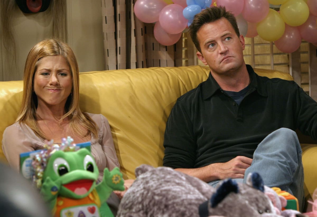  Jennifer Aniston makes a funny face as she sits with co-star Matthew Perry.