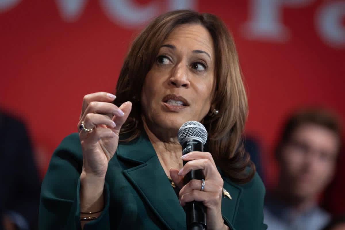 Kamala Harris fields questions during a town hall style campaign event with former U.S. Rep. Liz Cheney (R-WY) on October 21, 2024 in Brookfield, Wisconsin (Image Source: Getty Images / Photo by Scott Olson)