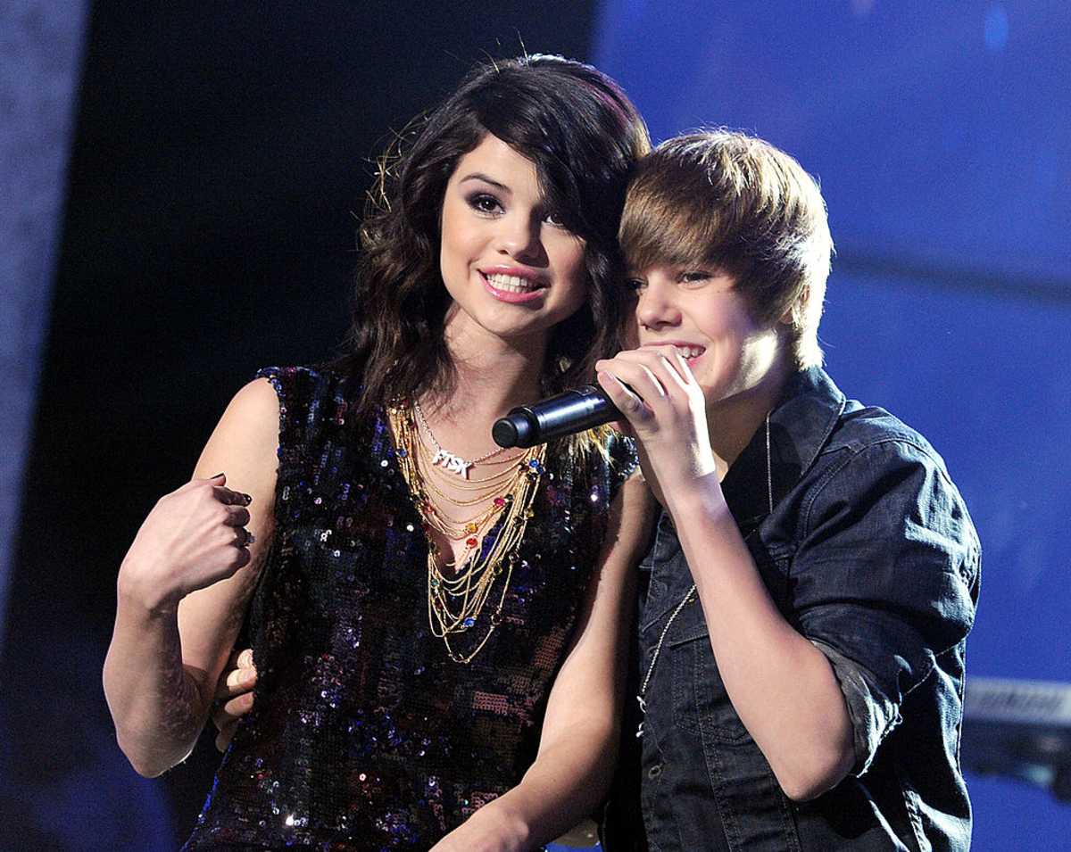 Singers Selena Gomez and Justin Bieber perform during Dick Clark's New Year's Rockin' Eve With Ryan Seacrest 2010 at Aria Resort & Casino at the City Center on December 31, 2009 in Las Vegas, Nevada. (Image Source: Getty Images | Photo by Kevin Winter)