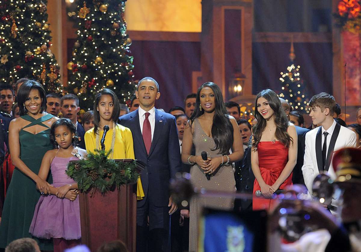 U.S. President Barack Obama (Center L), first lady Michelle Obama (L) and daughters Sasha (2nd L) and Malia (3rd L) with Justin Bieber (R) in Washington, DC (Image Source: Getty Images / Photo by Mike Theiler-Pool)