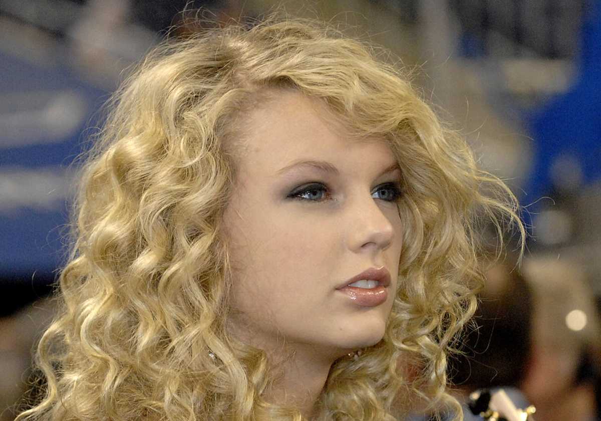 Taylor Swift sings the National Anthem as the Detroit Lions host the Miami Dolphins in a Thanksgiving Day game on Nov. 23, 2006, in Detroit. (Image Source: Al Messerschmidt/Getty Images)