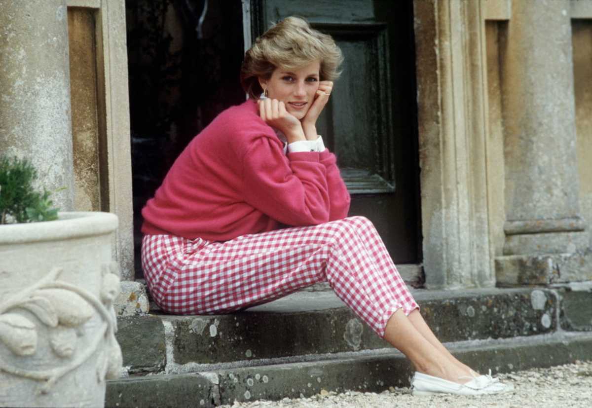 Diana, Princess of Wales (1961 - 1997) sitting on a step at her home, Highgrove House, in Doughton, Gloucestershire, 18th July 1986. Image Source: Photo by Tim Graham Photo Library / Getty Images