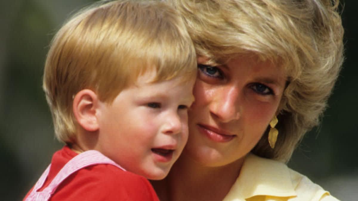 Diana, Princess of Wales with Prince Harry on holiday in Majorca, Spain on August 10, 1987. (Image Source: Georges De Keerle/Getty Images)