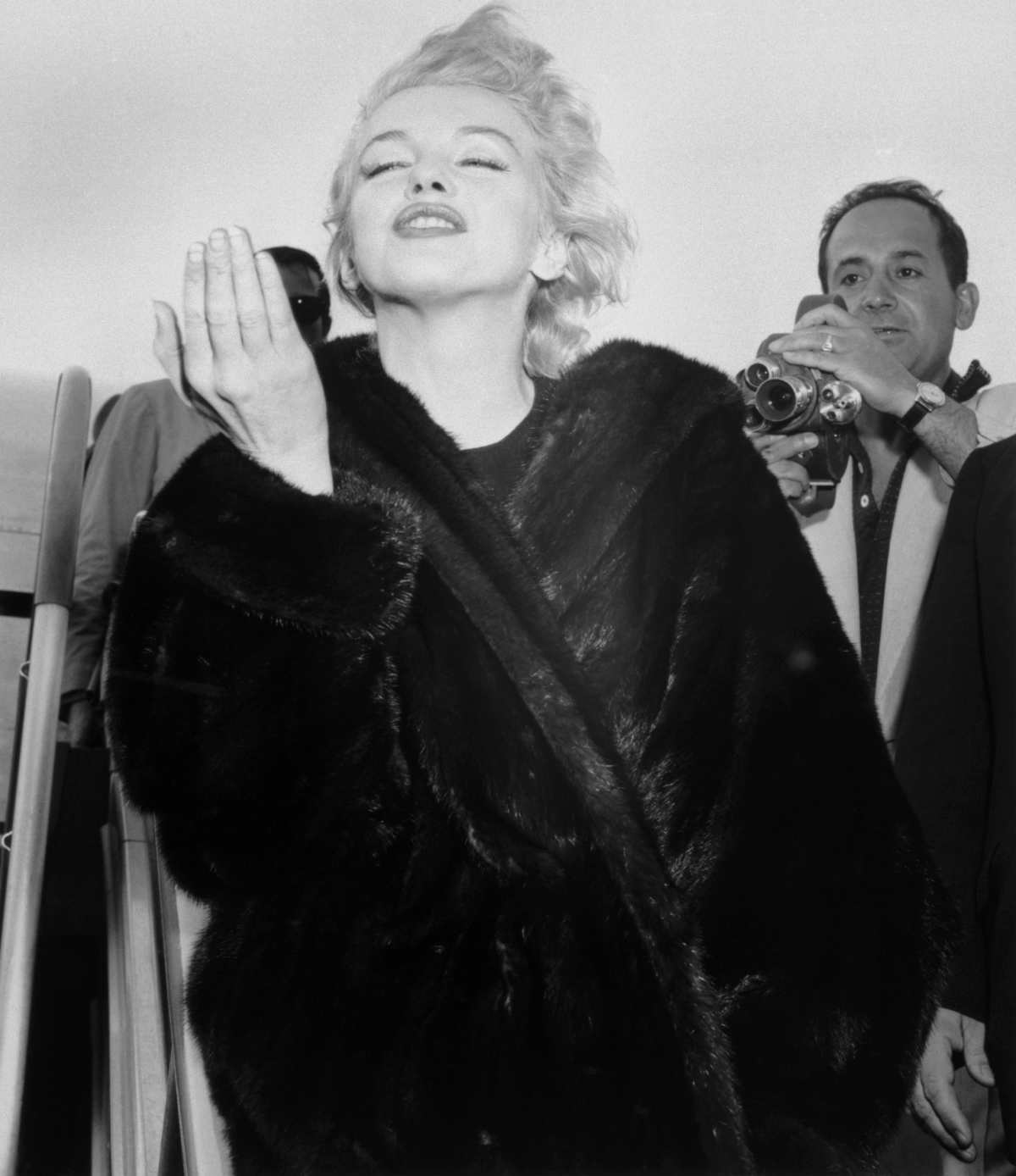 Movie actress Marilyn Monroe throws a kiss after her arrival at New York's Idlewild Airport from Los Angeles. (Image Source: Getty Images | Bettmann)