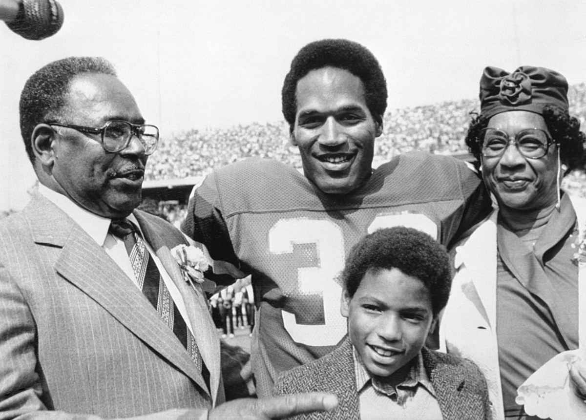 OJ Simpson, his parents, and his son in Rich Stadium on 14th September 1980. (Image Source: Getty Images| Photo by Bettmann) 