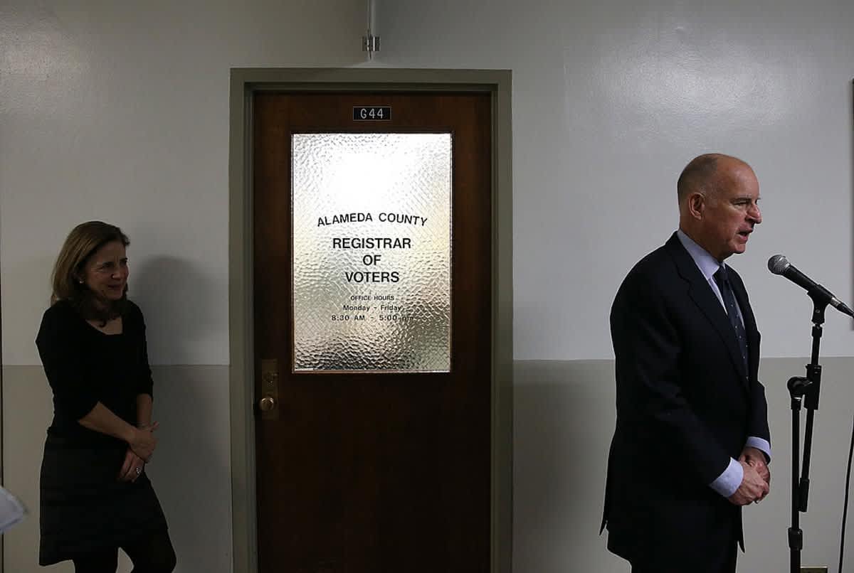 Alameda County Registrar of Voters> on February 28, 2014 in Oakland, California. Gov. (Image Source: Photo by Justin Sullivan/Getty Images)