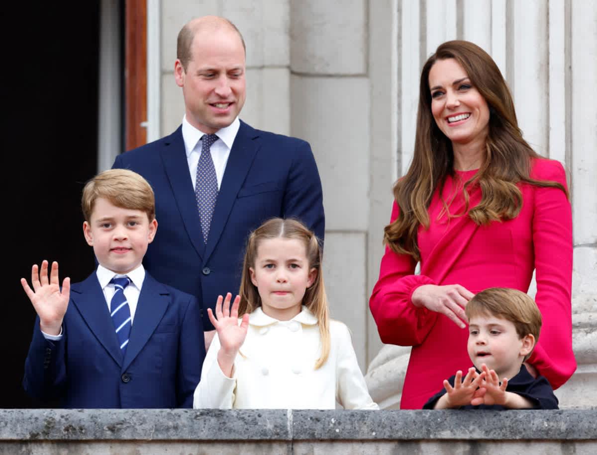 Prince George, Prince William, Princess Charlotte, Prince Louis, and Catherine, stand on the balcony of Buckingham Palace on June 5, 2022, in London, England. (Image Source: Getty Images| Photo by Max Mumby) 