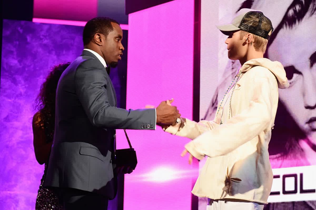 Sean Combs & Justin Bieber at AMA on November 22, 2015, in LA. (Image Source: Getty Images| Photo by Frazer Harrison) 