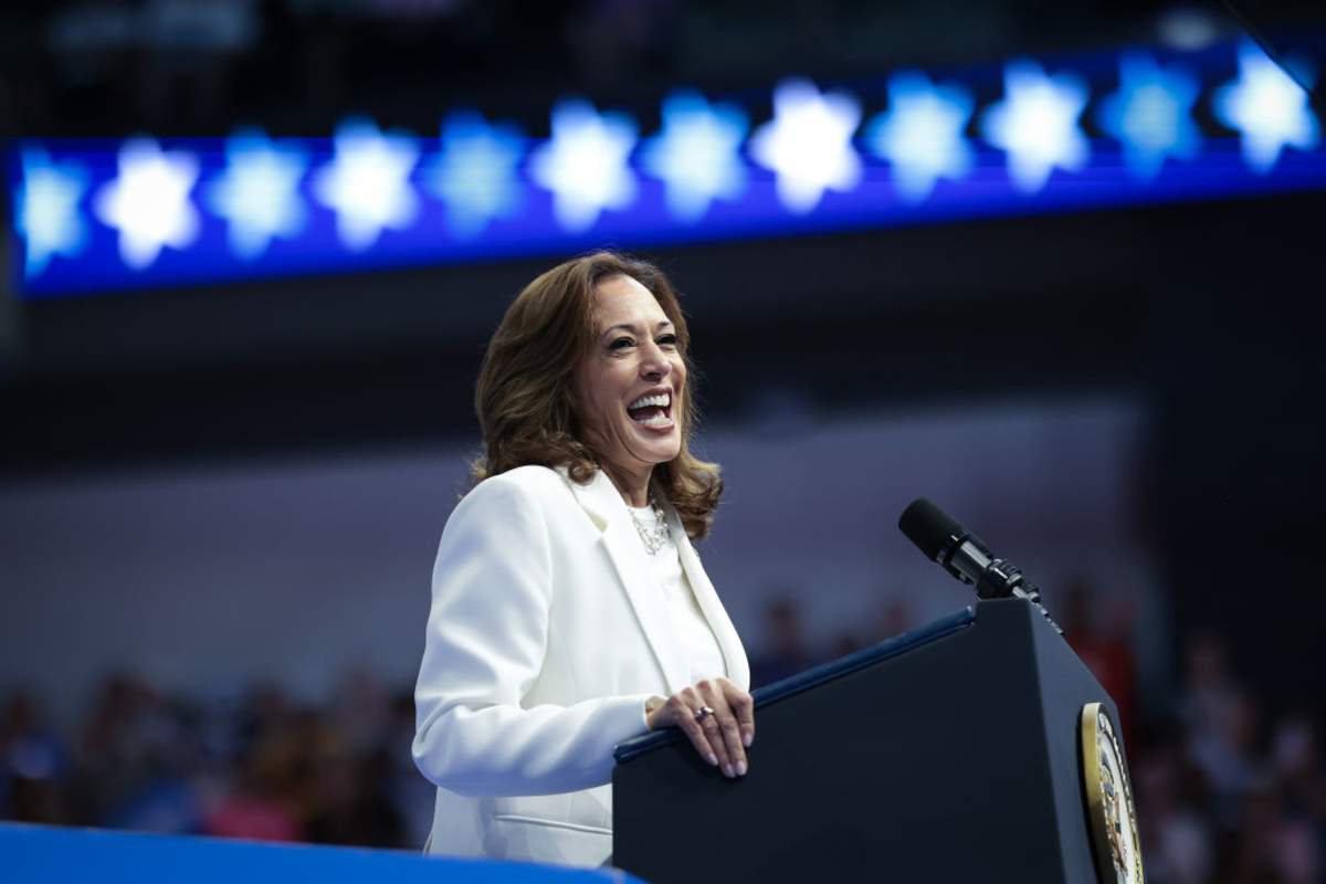 Democratic presidential nominee, U.S. Vice President Kamala Harris reacts to members of a cheering crowd as she arrives on stage at a campaign rally. (Image Source: Getty Images | Photo by Win McNamee)