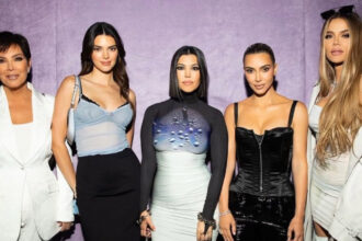 (From left to right) Kris Jenner, Kendall Jenner, Kourtney Kardashian. Kim Kardashian, and Khloé Kardashian