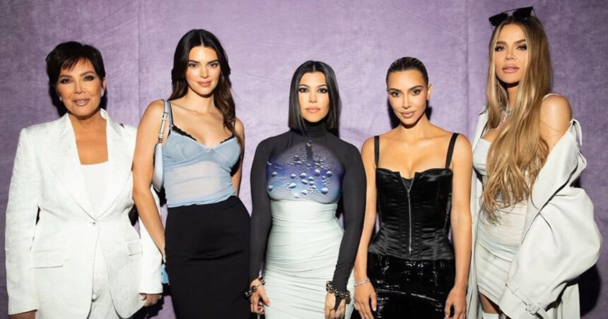 (From left to right) Kris Jenner, Kendall Jenner, Kourtney Kardashian. Kim Kardashian, and Khloé Kardashian